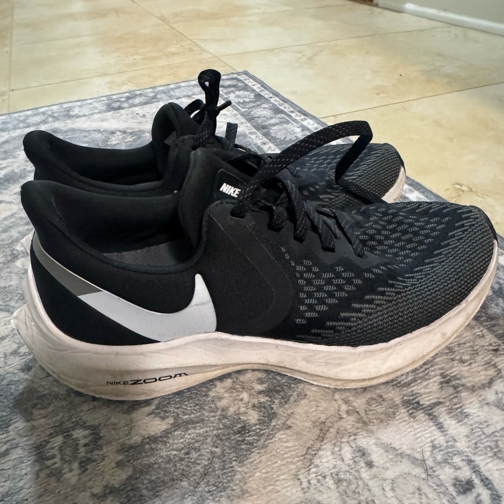 Women’s Nike tennis shoes